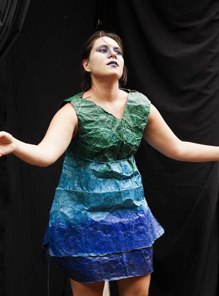 Performance chorégraphique de Camille Tutin dans un costume qu'elle a réalisé.
