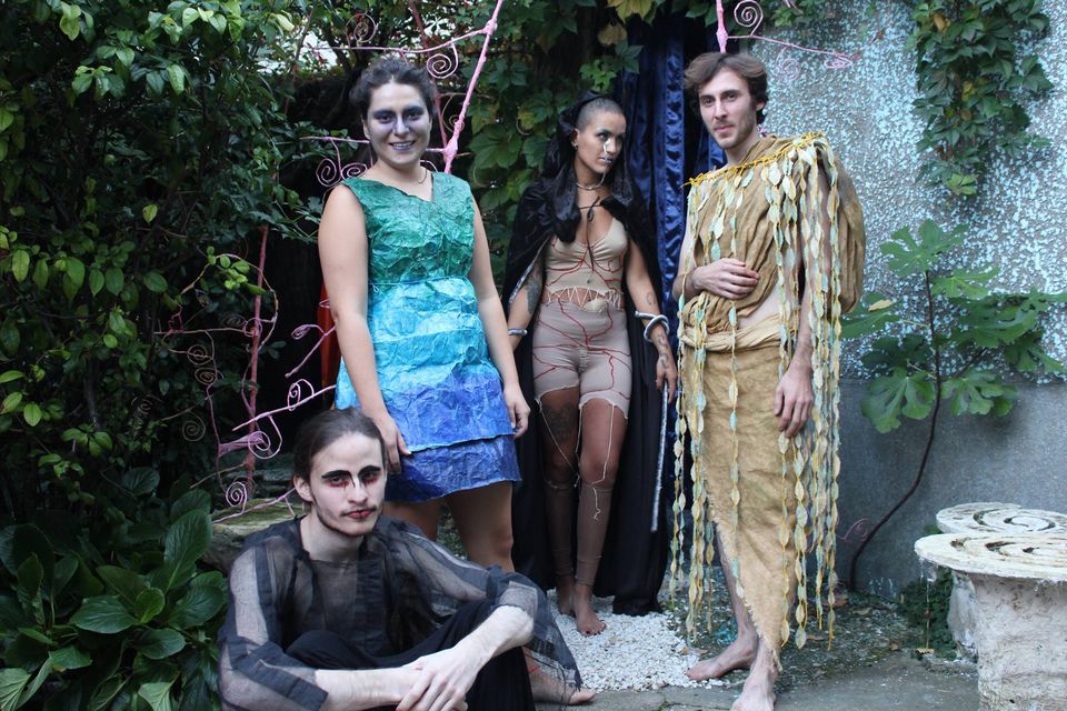 Les artistes du Pluralium dans leurs costumes : Leïla El Maamar, Camille Tutin, Alex Hays et Arnaud Degouy