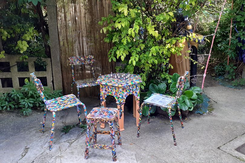 Table et chaises customisées en papier découpé par l'artiste Nathalie Fiala