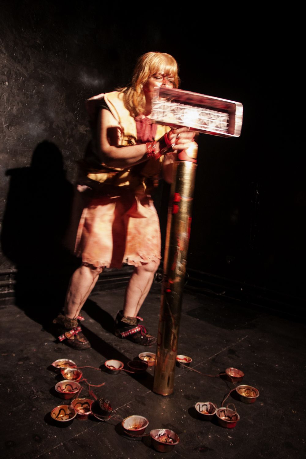 Performance sonore de Nathalie Fiala avec des objets et dans un costume qu'elle a réalisés.